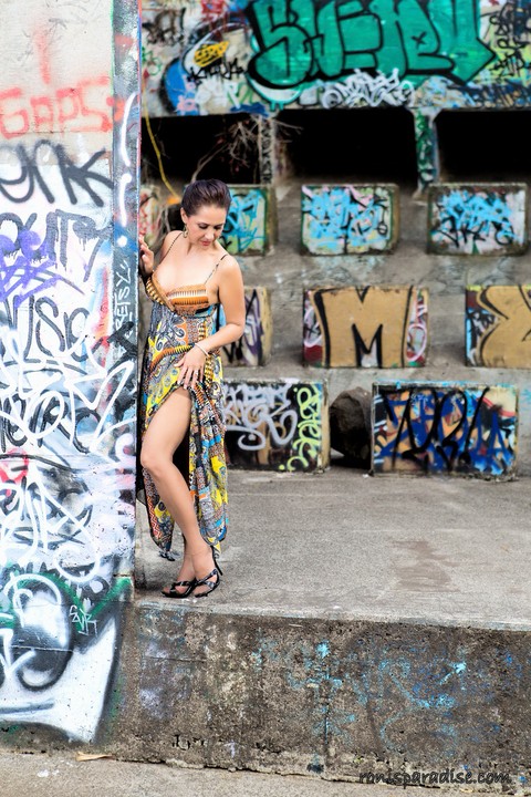 Mature wife Roni Ford removes dress and hose to model naked afore graffiti | Фото 1