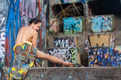 Mature wife Roni Ford removes dress and hose to model naked afore graffiti | Фото 8