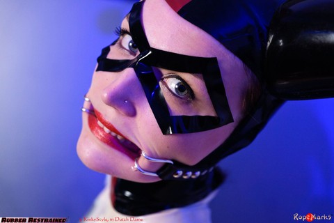 Solo model Dutch Dame sports a mouth spreader while in a rubber costume | Фото 1