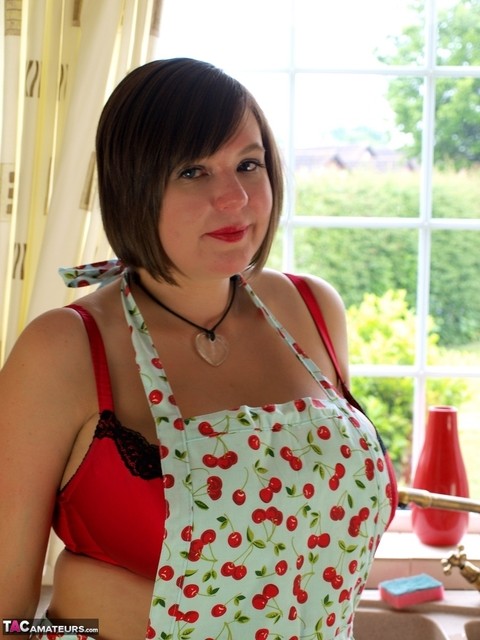 Fat amateur Roxy bares her huge tits in pretties and a kitchen apron | Фото 1