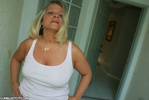 Mature woman Mrs Robonson jerks on a dick until it blows jizz on her face | Фото 1