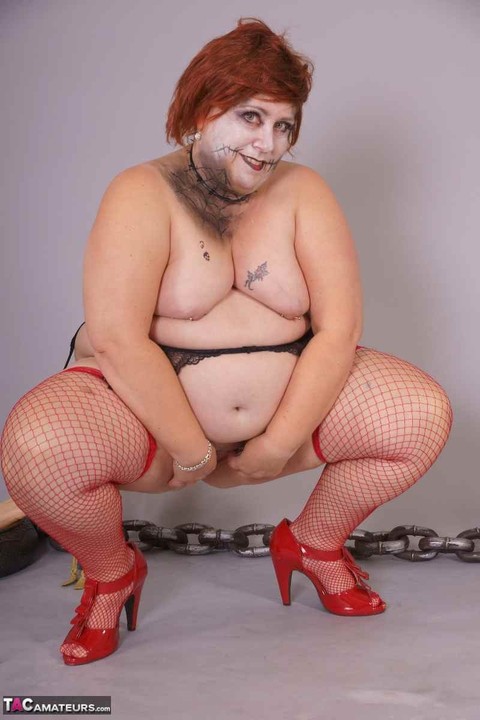 Redheaded BBW Lexie Cummings doffs cosplay wear to pose nude in mesh nylons | Фото 14