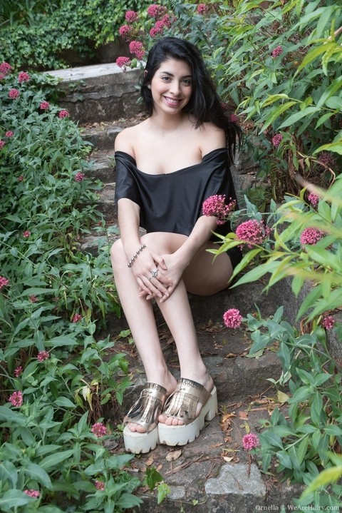 Smiling Ornella getskinky with the flowers on her hairy twat in the garden | Фото 1