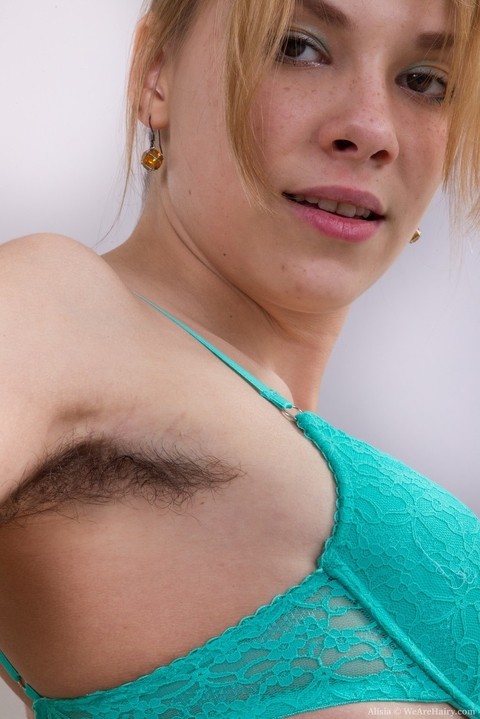 Amateur girl Alisia reveals furry armpits and beaver while undressing | Фото 7