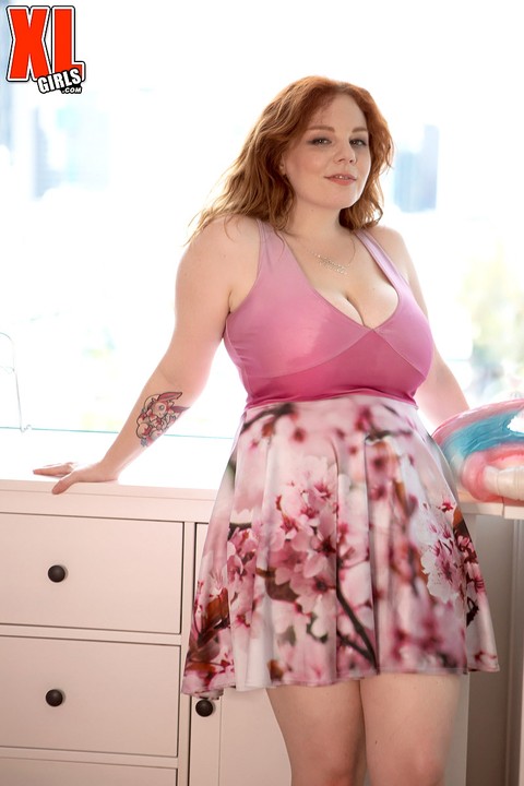 Redheaded Australian BBW Avalon strips naked in her bedroom | Фото 6