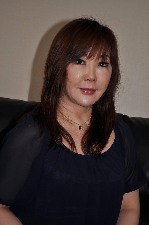 Sassy asian MILF Junko Ishikura undressing and vibing her clit | Фото 2