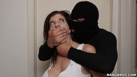 Huge boobed MILF Sara Jay gets assaulted and fucked by a masked thief | Фото 6