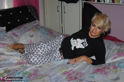 Older blonde Dimonty doffs a shirt and pajama bottoms to get naked on her bed | Фото 5