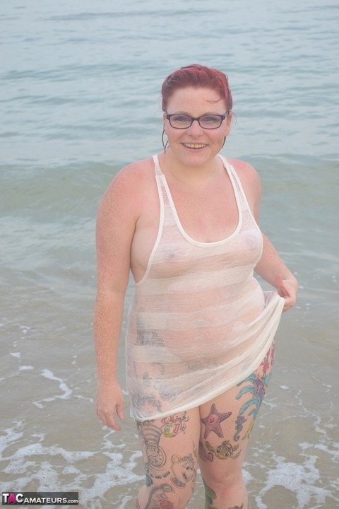 Tattooed redhead wades into the ocean before exposing herself | Фото 15