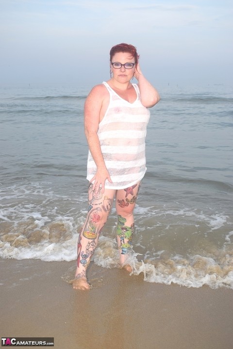 Tattooed redhead wades into the ocean before exposing herself | Фото 2