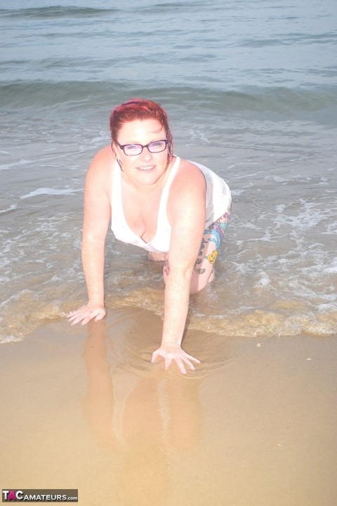 Tattooed redhead wades into the ocean before exposing herself | Фото 5