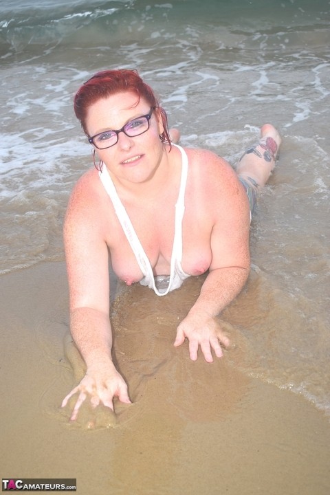 Tattooed redhead wades into the ocean before exposing herself | Фото 6