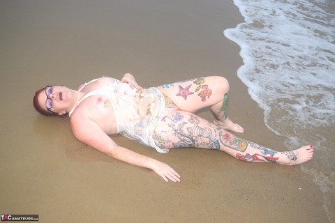 Tattooed redhead wades into the ocean before exposing herself | Фото 7