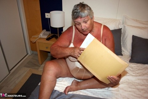 Fat British lady Grandma Libby masturbates while perusing a girly magazine | Фото 2