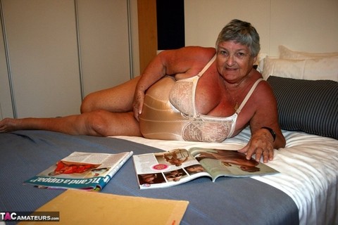 Fat British lady Grandma Libby masturbates while perusing a girly magazine | Фото 6