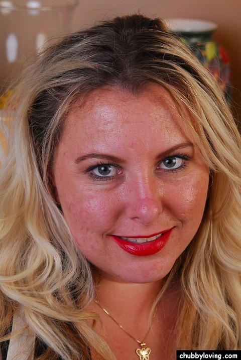 Big boobed blonde BBW Tawni exposing her stockings and panties | Фото 1
