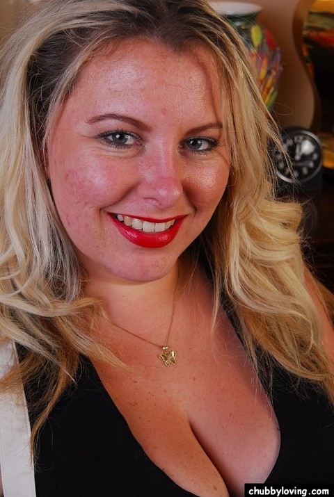 Big boobed blonde BBW Tawni exposing her stockings and panties | Фото 2