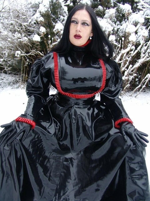 Goth woman Lady Angelina models a black latex dress on snow-covered ground | Фото 11