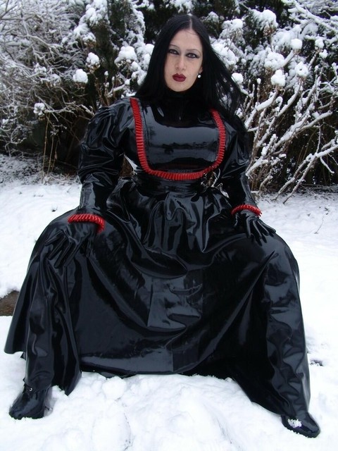 Goth woman Lady Angelina models a black latex dress on snow-covered ground | Фото 13