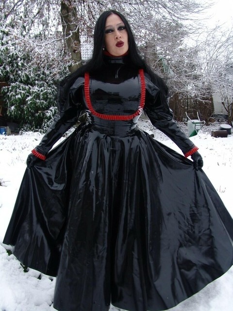 Goth woman Lady Angelina models a black latex dress on snow-covered ground | Фото 5