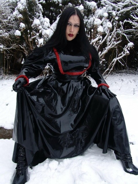 Goth woman Lady Angelina models a black latex dress on snow-covered ground | Фото 6