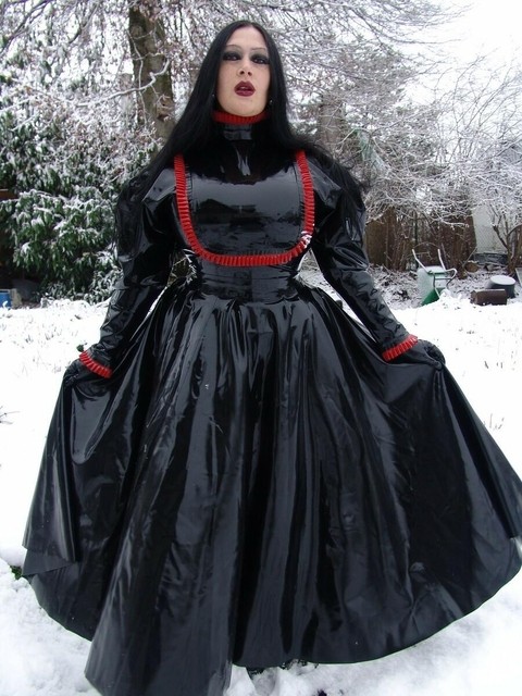 Goth woman Lady Angelina models a black latex dress on snow-covered ground | Фото 8