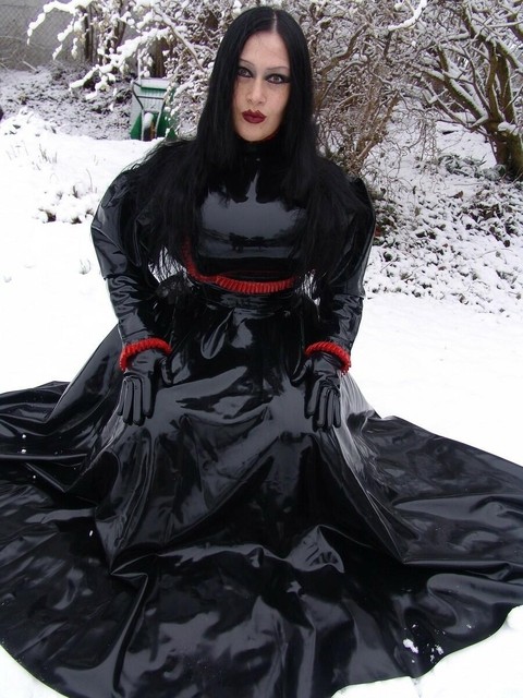 Goth woman Lady Angelina models a black latex dress on snow-covered ground | Фото 9