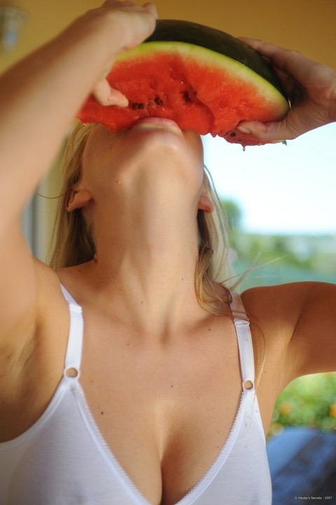 Big titted blonde Hayley Marie Coppin gets messy while eating watermelon | Фото 7