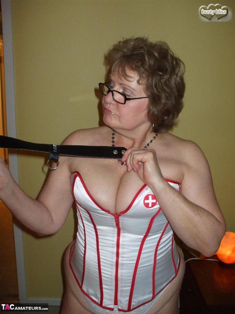 Older amateur Busty Bliss partakes in POV play while wearing a nurse's corset | Фото 7