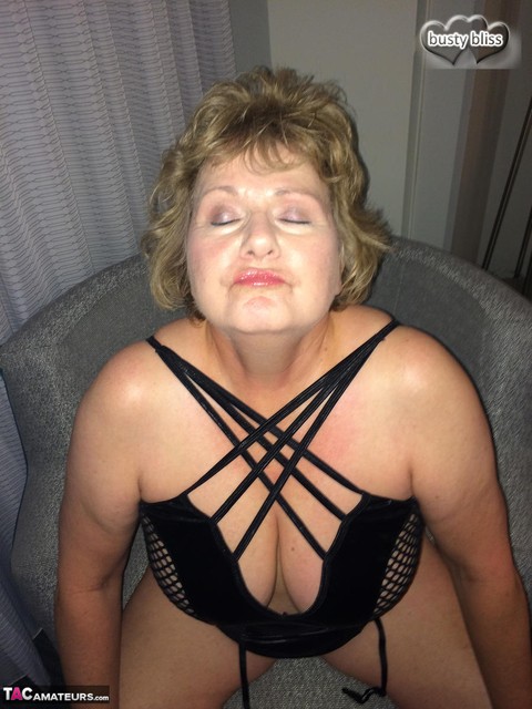 Older woman Busty Bliss receives a pearl necklace during POV action | Фото 1