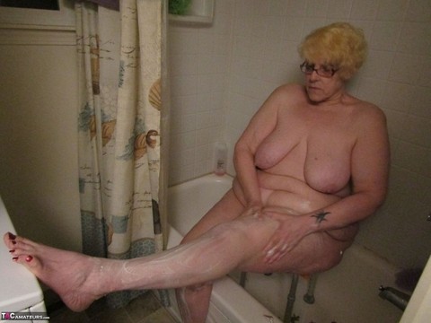 Fat granny Bunny Gram shaves her legs on the side of her bathtub | Фото 10