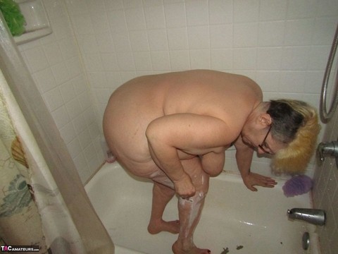 Fat granny Bunny Gram shaves her legs on the side of her bathtub | Фото 15