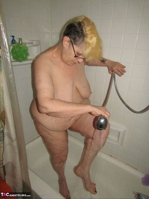 Fat granny Bunny Gram shaves her legs on the side of her bathtub | Фото 19