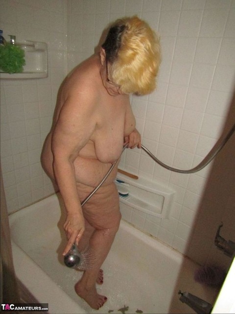 Fat granny Bunny Gram shaves her legs on the side of her bathtub | Фото 20