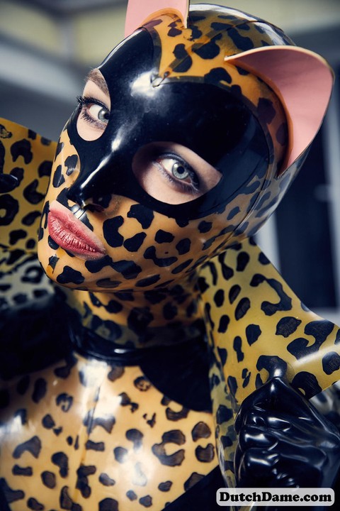 Solo model strikes hot poses in full body leopard print costume | Фото 15