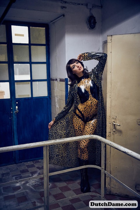 Solo model strikes hot poses in full body leopard print costume | Фото 4