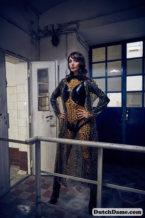 Solo model strikes hot poses in full body leopard print costume | Фото 6