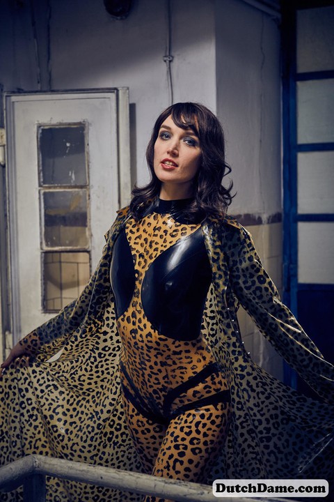 Solo model strikes hot poses in full body leopard print costume | Фото 7