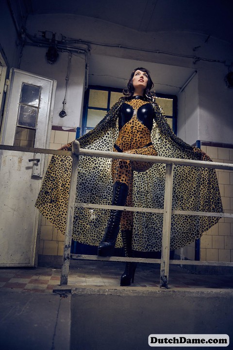 Solo model strikes hot poses in full body leopard print costume | Фото 9