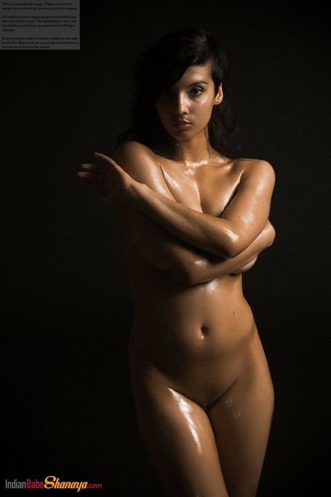 Naked Indian female exposes a single breast while modeling in the dark | Фото 3