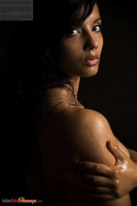 Naked Indian female exposes a single breast while modeling in the dark | Фото 7