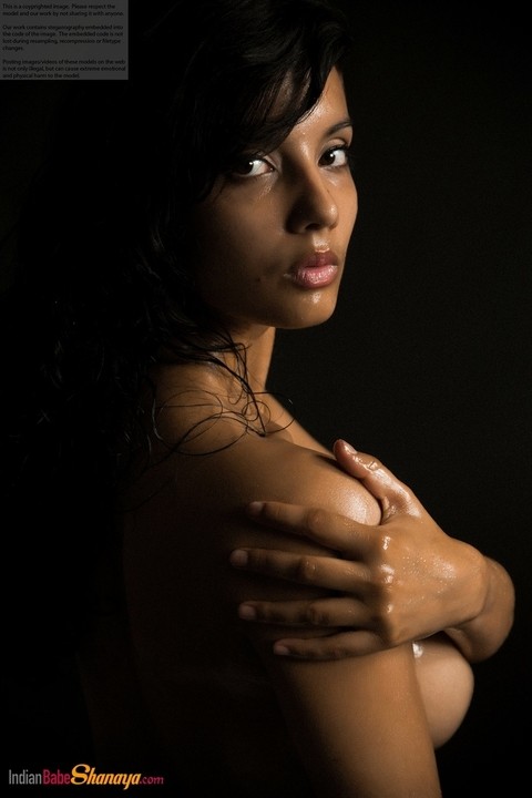 Naked Indian female exposes a single breast while modeling in the dark | Фото 9