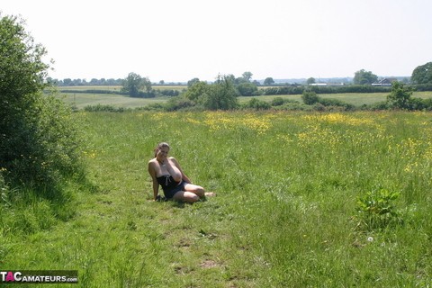 Dirty amateur MILF Denise Davies worships her large melons in the field | Фото 4