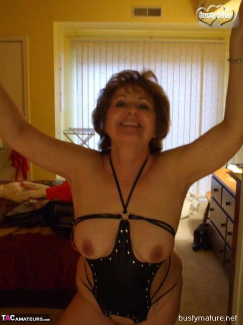 Mature amateur Busty Bliss takes off a leather coat and lingerie to get naked | Фото 9