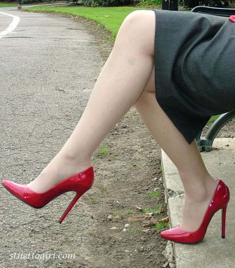 Mature woman crosses her hose covered legs in a long skirt and red pumps | Фото 10