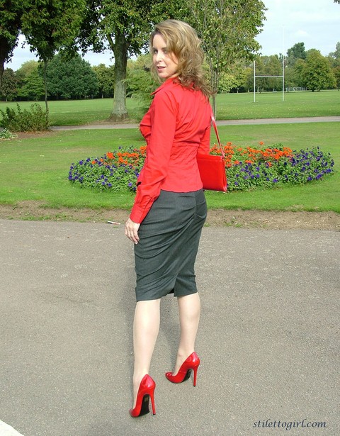 Mature woman crosses her hose covered legs in a long skirt and red pumps | Фото 11