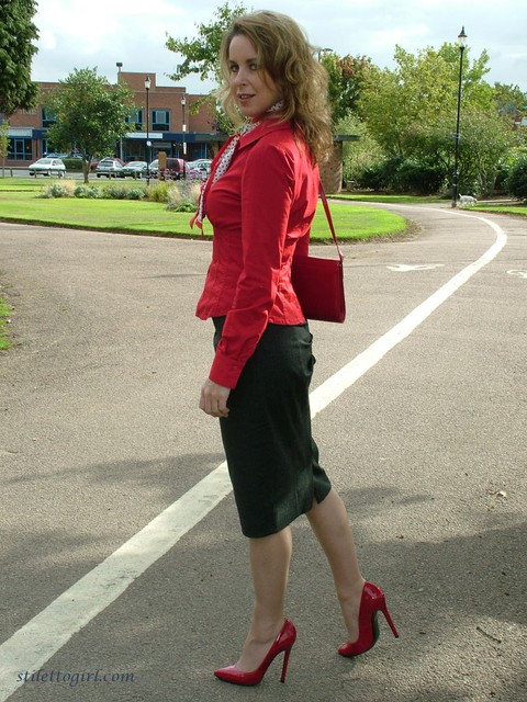 Mature woman crosses her hose covered legs in a long skirt and red pumps | Фото 14