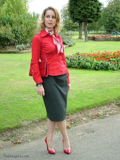 Mature woman crosses her hose covered legs in a long skirt and red pumps | Фото 15