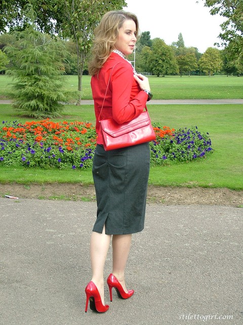 Mature woman crosses her hose covered legs in a long skirt and red pumps | Фото 6