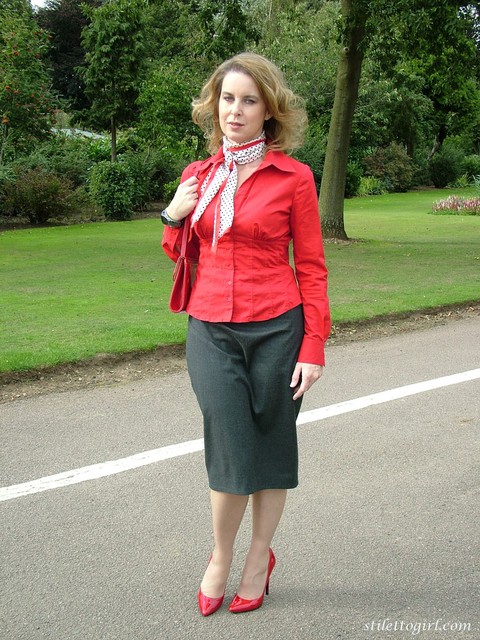 Mature woman crosses her hose covered legs in a long skirt and red pumps | Фото 7